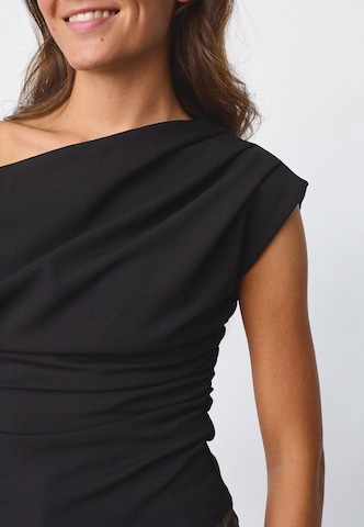Tricou 'GLUT' de la SISTERS POINT pe negru