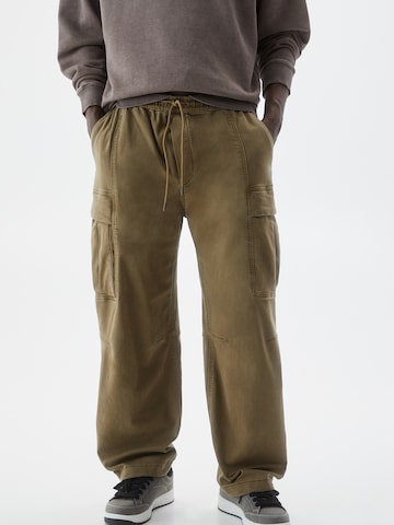 Regular Pantalon cargo Pull&Bear en vert : devant