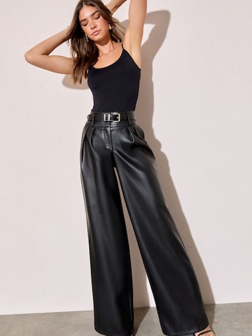 juoda Friends Like These Plačios klešnės Klostuotos kelnės: priekis