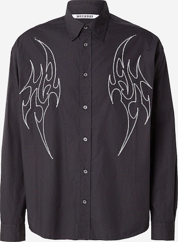 WEEKDAYComfort Fit Košulja - crna boja: prednji dio