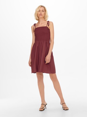 Rochie de vară de la ONLY pe roșu