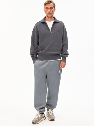 Sweat-shirt ARMEDANGELS en gris