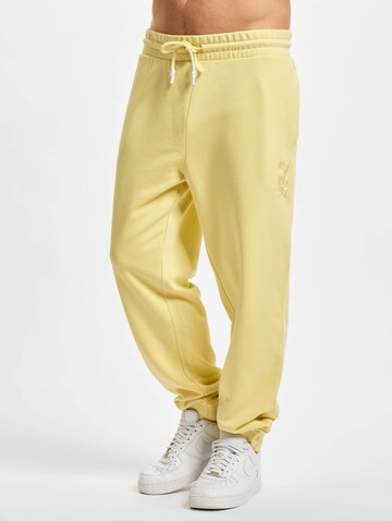 Tapered Pantaloni 'Roda' di Urban Classics in giallo: frontale