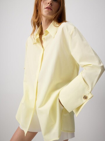 Touché Privé - Camiseta 'Poplin Shirt With Wide Cuff' en amarillo