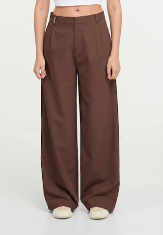 2Y Studios - Pierna ancha Pantalón plisado 'Talia' en marrón: frente