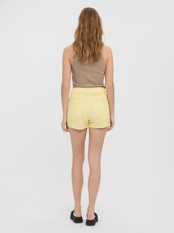 VERO MODA - Slimfit Calças 'NINETEEEN' em amarelo