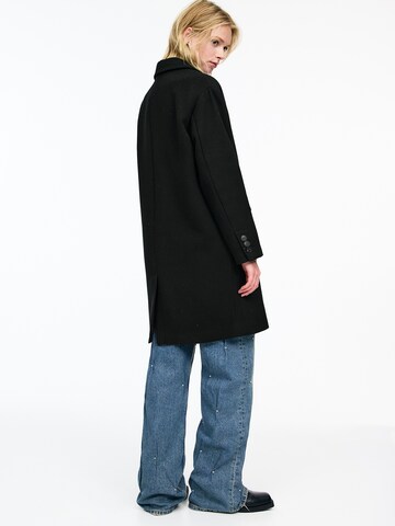 Pull&Bear Prehoden plašč | črna barva