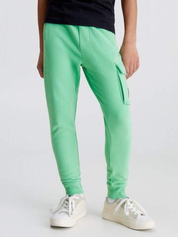 Calvin Klein Jeans Tapered Broek in Groen: voorkant