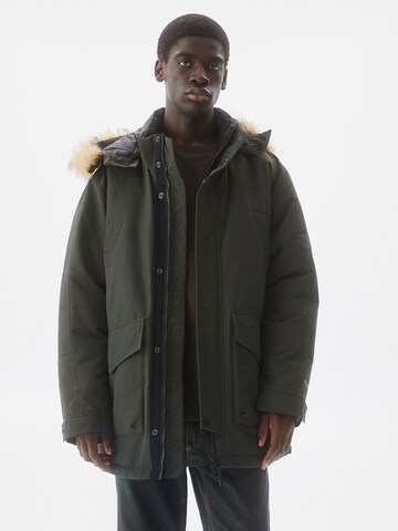 Pull&Bear Parka zimowa w kolorze zielony: przód