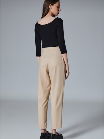 regular Pantaloni con pieghe di 4TAILORS in beige