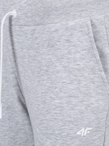 Tapered Pantaloni sportivi di 4F in grigio