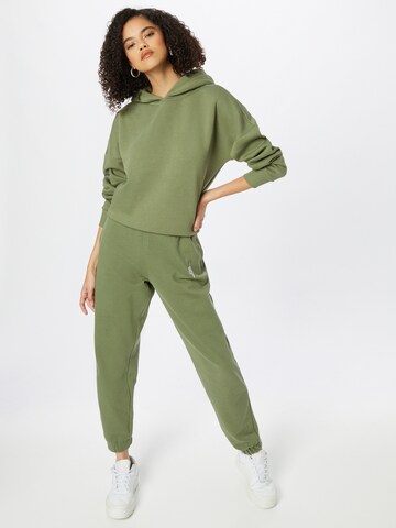 ABOUT YOU x INNA Sweatshirt 'Alessia' in Groen