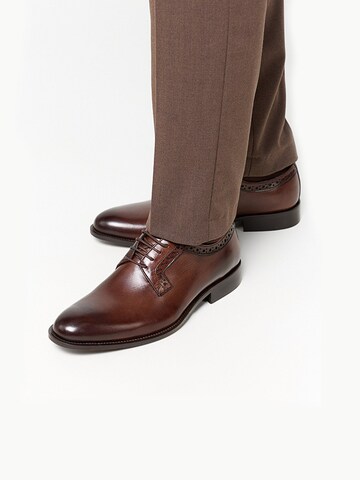 Scarpa stringata 'Pietro' di Jerelyn Creado in marrone: frontale