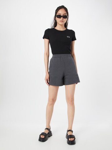 GAP Regular Shorts in Grau