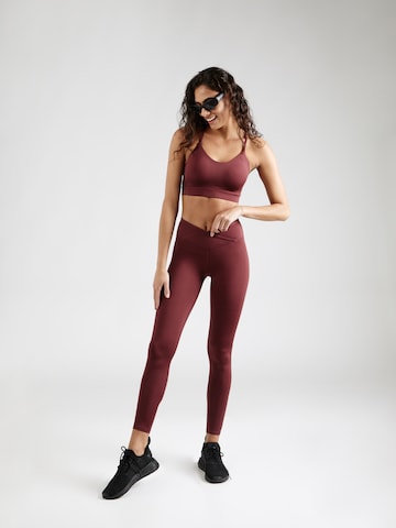 Skinny Pantaloni sportivi di HKMX in rosso