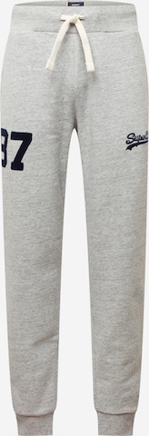 Superdry Tapered Sportbroek 'Vintage Logo Collegiate' in Grijs: voorkant