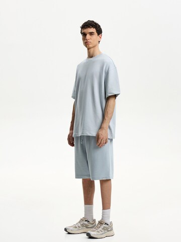 Bershka Regular Shorts in Blau: Vorderseite