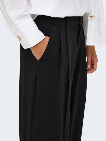 Wide leg Pantaloni con pieghe 'ONLSONJA' di ONLY in nero
