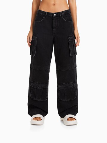 Bershka Wide leg Cargo Jeans in Black: front