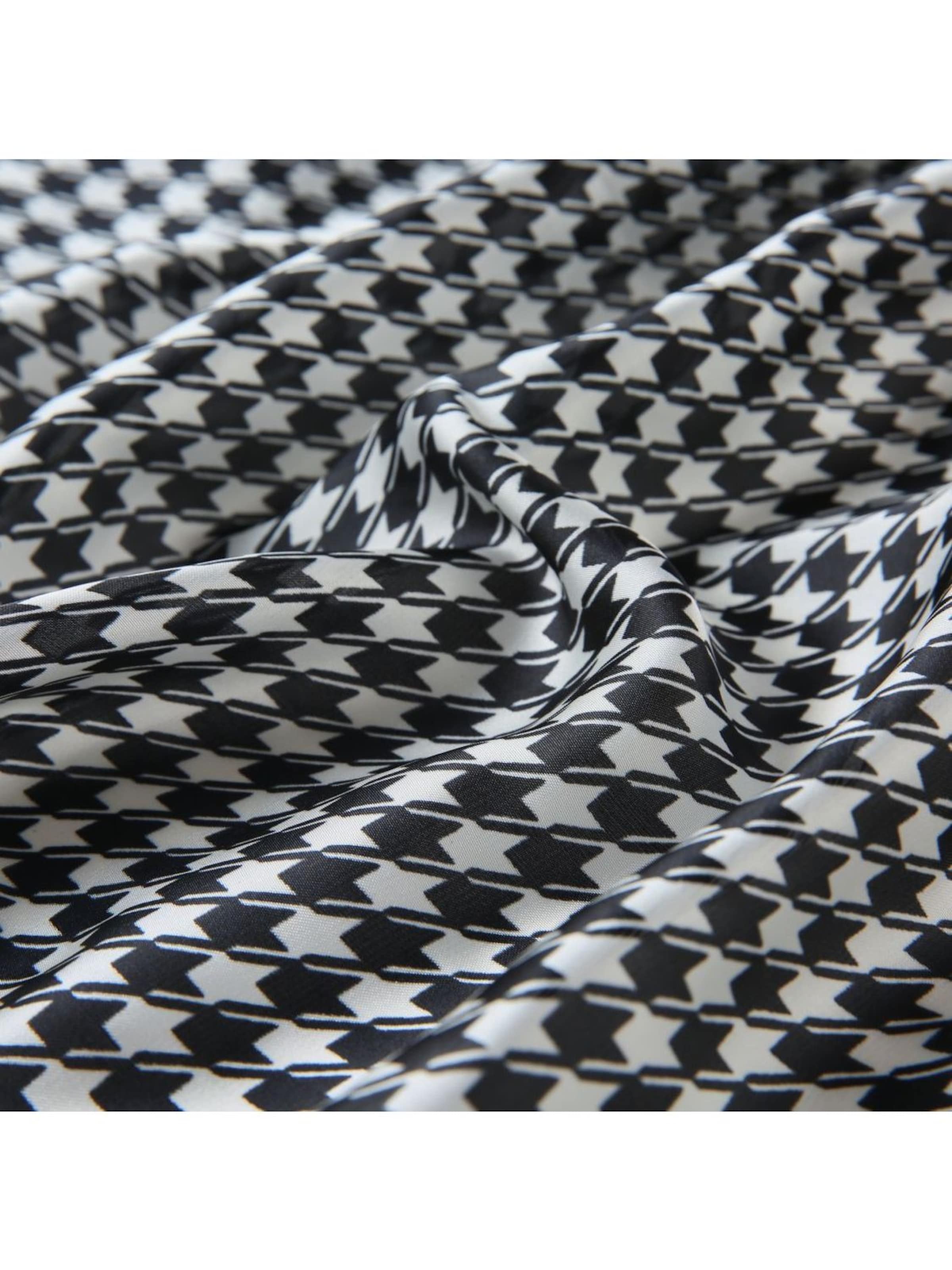 Écharpe 'Grand carré de Soie Ladysgame Zoé' alberto cabale en noir