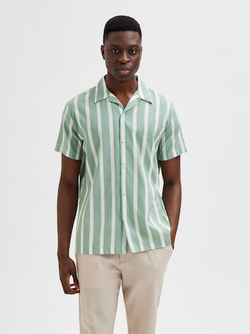 SELECTED HOMME - Ajuste confortable Camisa 'REGAIR' en verde: frente