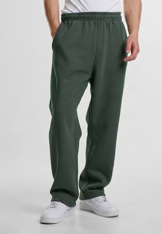 Urban Classics Regular Pants in Green: front