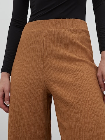 Wide leg Pantaloni 'Fenja' di EDITED in marrone