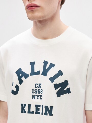 T-Shirt '20S' Calvin Klein Jeans en blanc