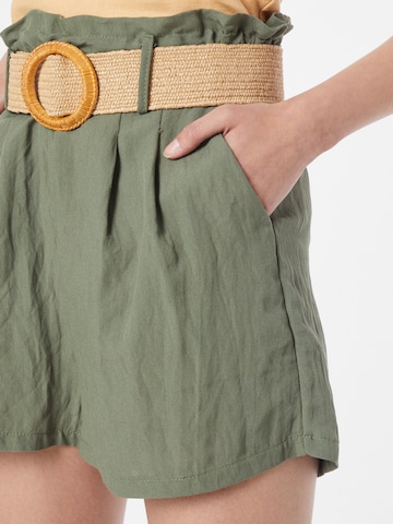 Wide leg Pantaloni con pieghe 'Vira' di ZABAIONE in verde