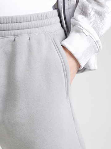 HOLLISTER - Regular Calças em cinzento