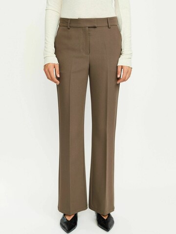 Soft Rebels Szabványos Nadrág 'SREster' - barna: elől