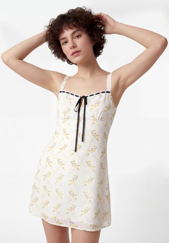 MYMO - Vestido em branco: frente