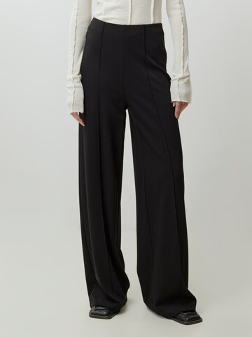 EDITED Wide leg Broek 'Leva' in Zwart: voorkant