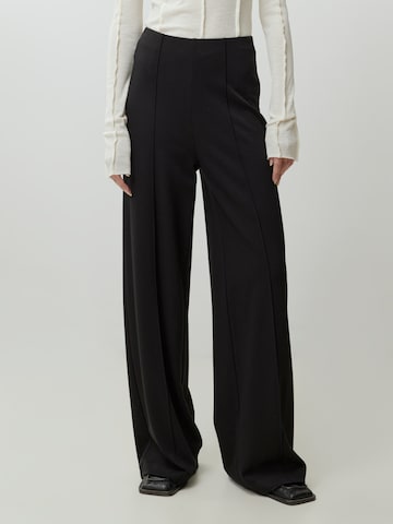 EDITED Wide leg Broek 'Leva' in Zwart: voorkant