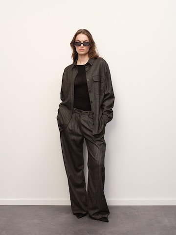 RÆRE by Lorena Rae Loosefit Παντελόνι πλισέ σε καφέ