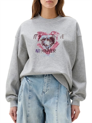 Felpa 'Women's Oversized Sweatshirt with Graffiti Print, Warm Fleece Blend' di GORHEY in grigio: frontale