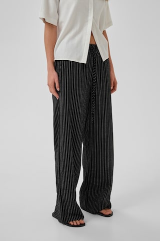 My Essential Wardrobe Wide leg Broek 'Jannie' in Zwart: voorkant