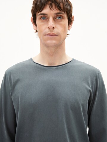 T-Shirt 'MAARKOS' ARMEDANGELS en gris