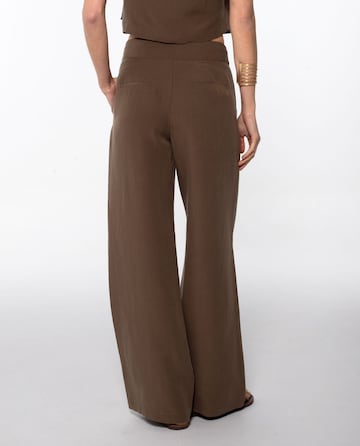 THE-ARE Loose fit Trousers in Brown