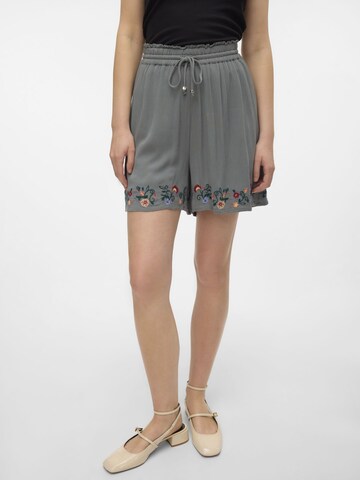 VERO MODA Regular Shorts 'Sina' in Grün