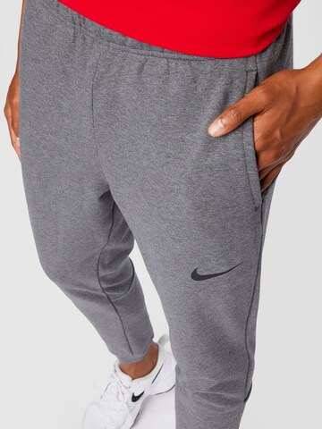 NIKE Tapered Sportbyxa i grå