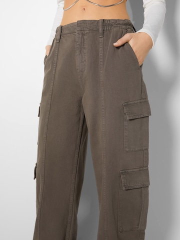 Wide leg Jeans cargo di Bershka in marrone