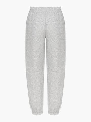 cfab (formerly creamy fabrics) - Pierna ancha Pantalón 'Everyday Carrot' en gris