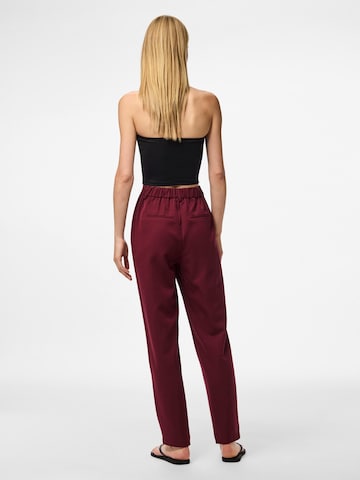 Regular Pantalon à pince 'PCKamil' PIECES en rouge
