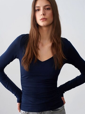 Dilvin Blouse in Blue: front