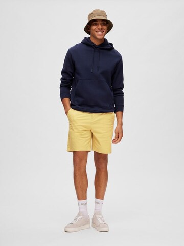 SELECTED HOMME - Regular Calças chino em amarelo