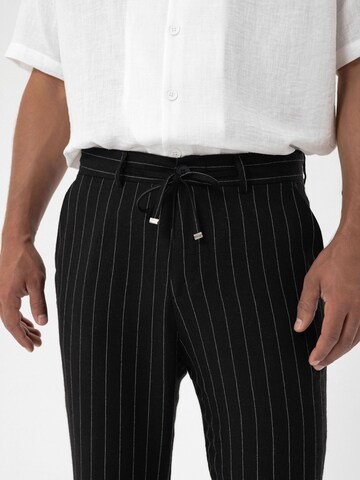 Tapered Pantaloni di Dandalo in nero