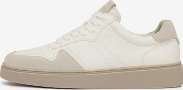 Kazar Studio Sneakers in White: front