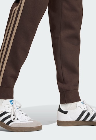 Effilé Pantalon ADIDAS ORIGINALS en marron