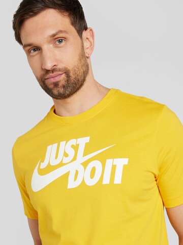 Nike Sportswear - Regular Fit Camisa 'Swoosh' em amarelo